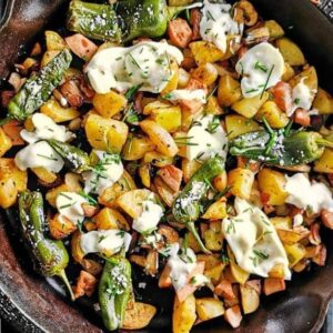Bunte Bratkartoffeln vom Grill mit Gemüse, Fleischwurst und Mozzarella 3 Bratkartoffeln vom Grill mit Gemüse, Fleischwurst und Mozzarella