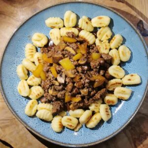 Hackfleischpfanne mit Paprika und Gnocchi