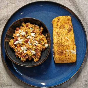 Orientalischer Bulgursalat mit Feta und gegrilltem Lachs mit Ras-el-Hanout