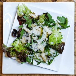 Eichblattsalat mit Rucola, Birne und Parmesan