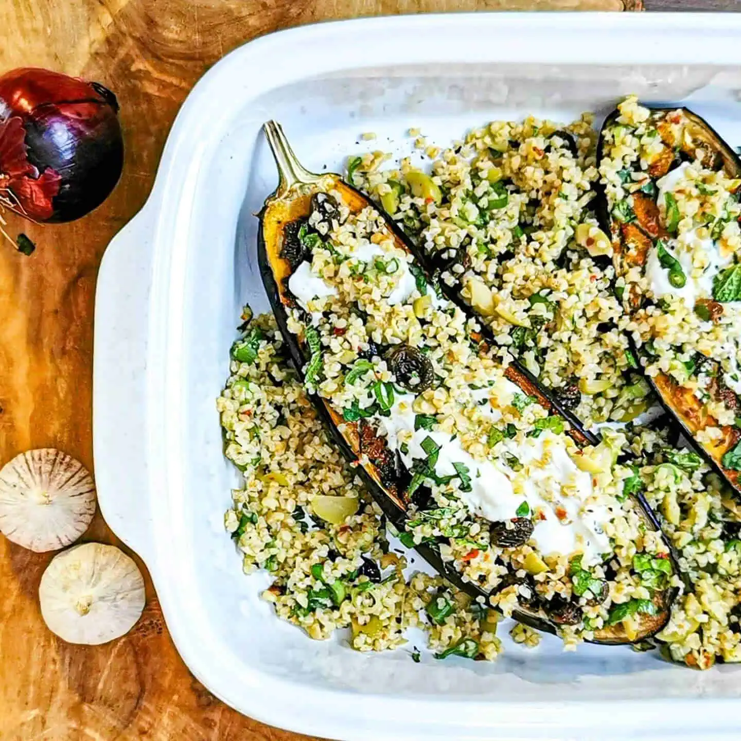 Aubergine im Backofen mit Chermoula, Bulgursalat und Joghurt