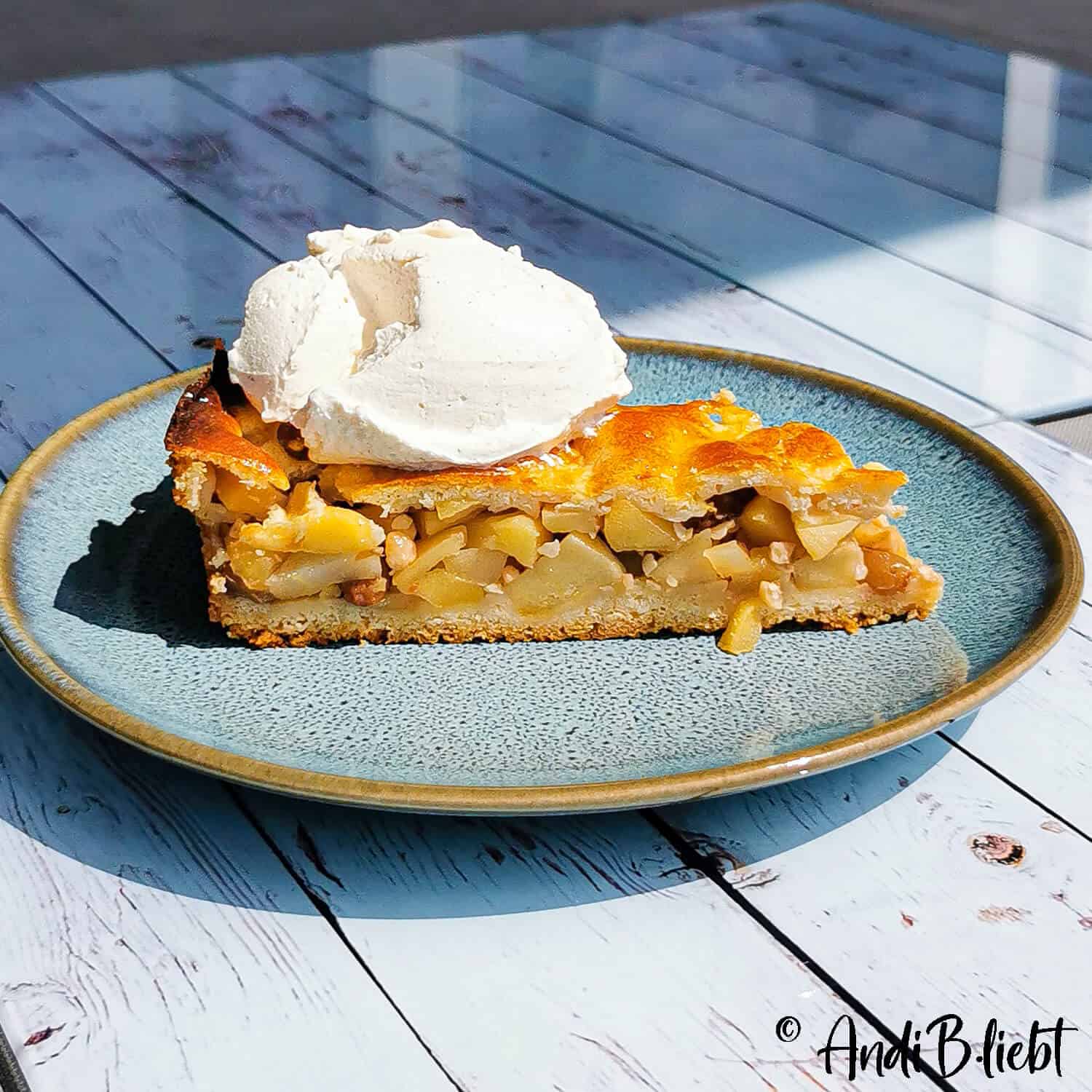 Gedeckter Apfelkuchen mit Rum, Zimt und Rosinen - Das beste Rezept wie ...