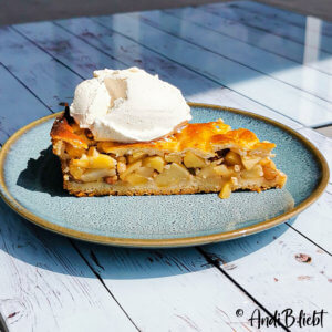 Gedeckter Apfelkuchen mit Rum, Zimt und Rosinen