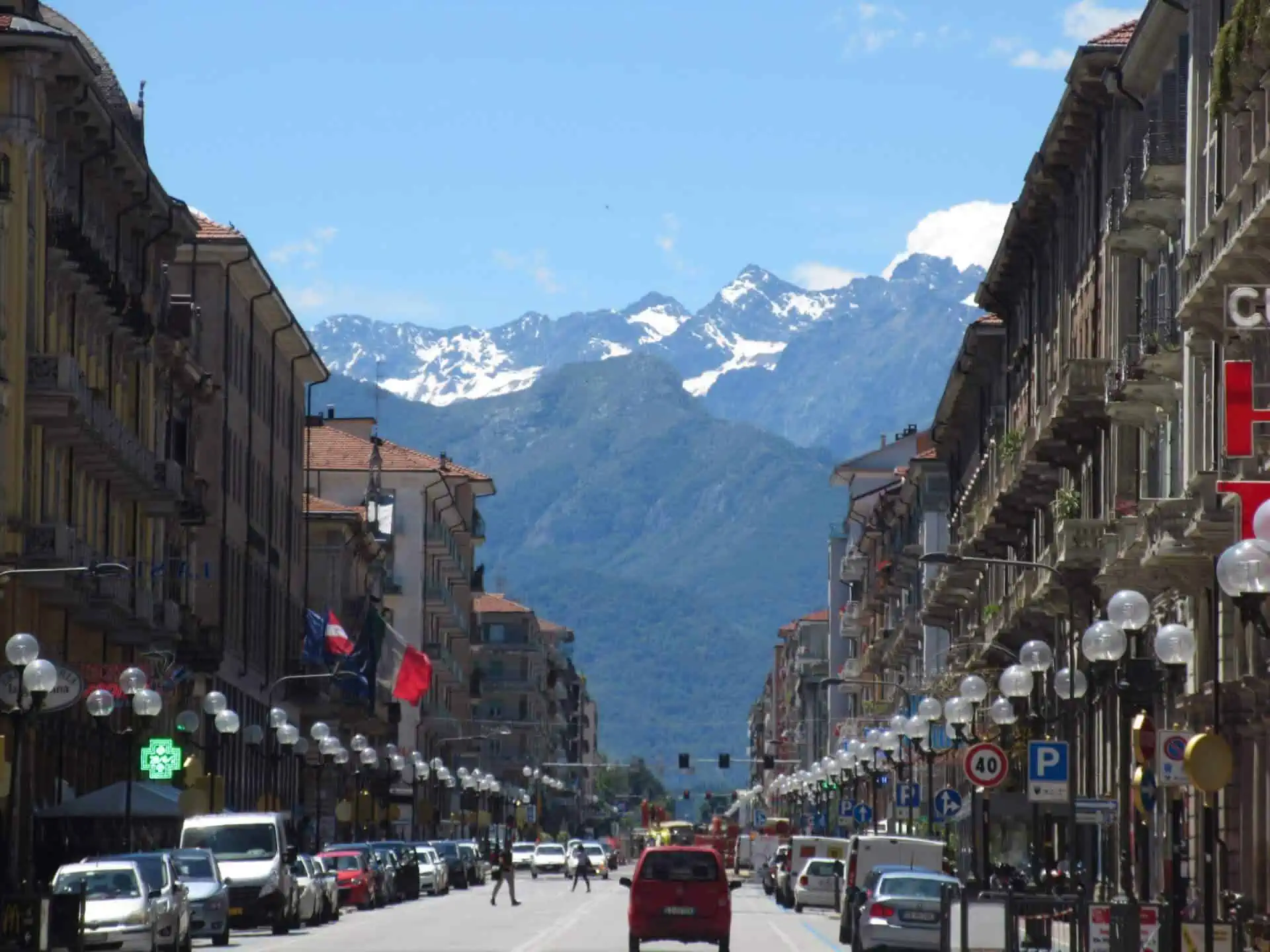 Cuneo mit Blick auf die Alpen