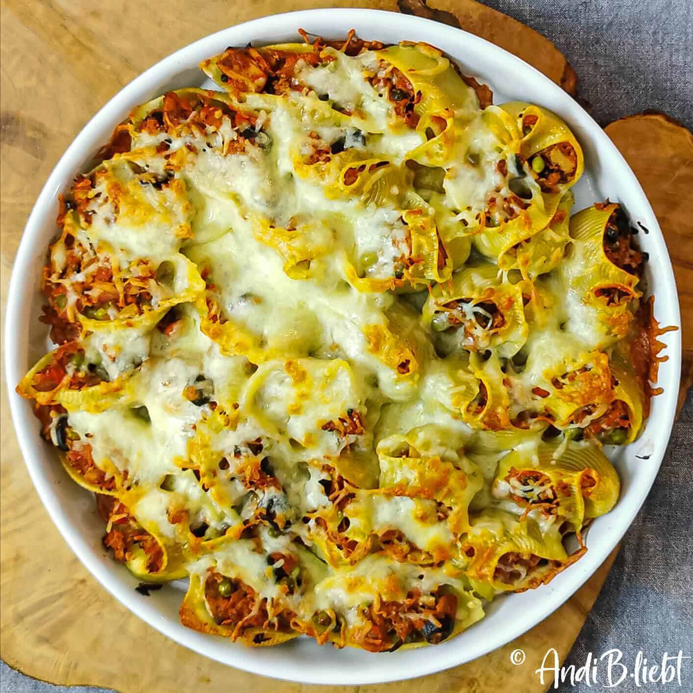 Muschelnudeln Rezept mit Salsiccia Füllung und Käse überbacken ...