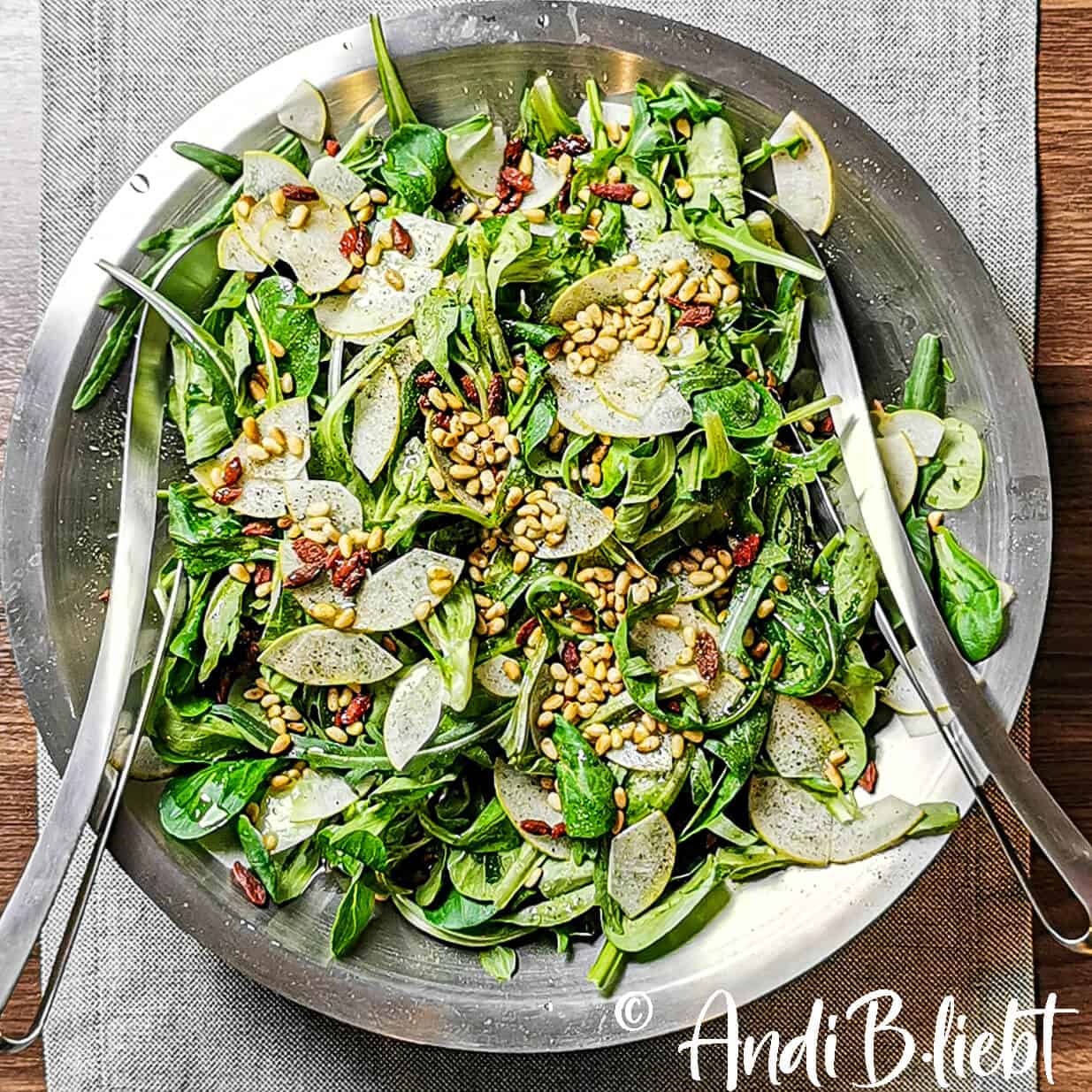 Salat Ideen: Rucola-Feldsalat-Mix mit Birne, Goji-Beeren und Pinienkernen
