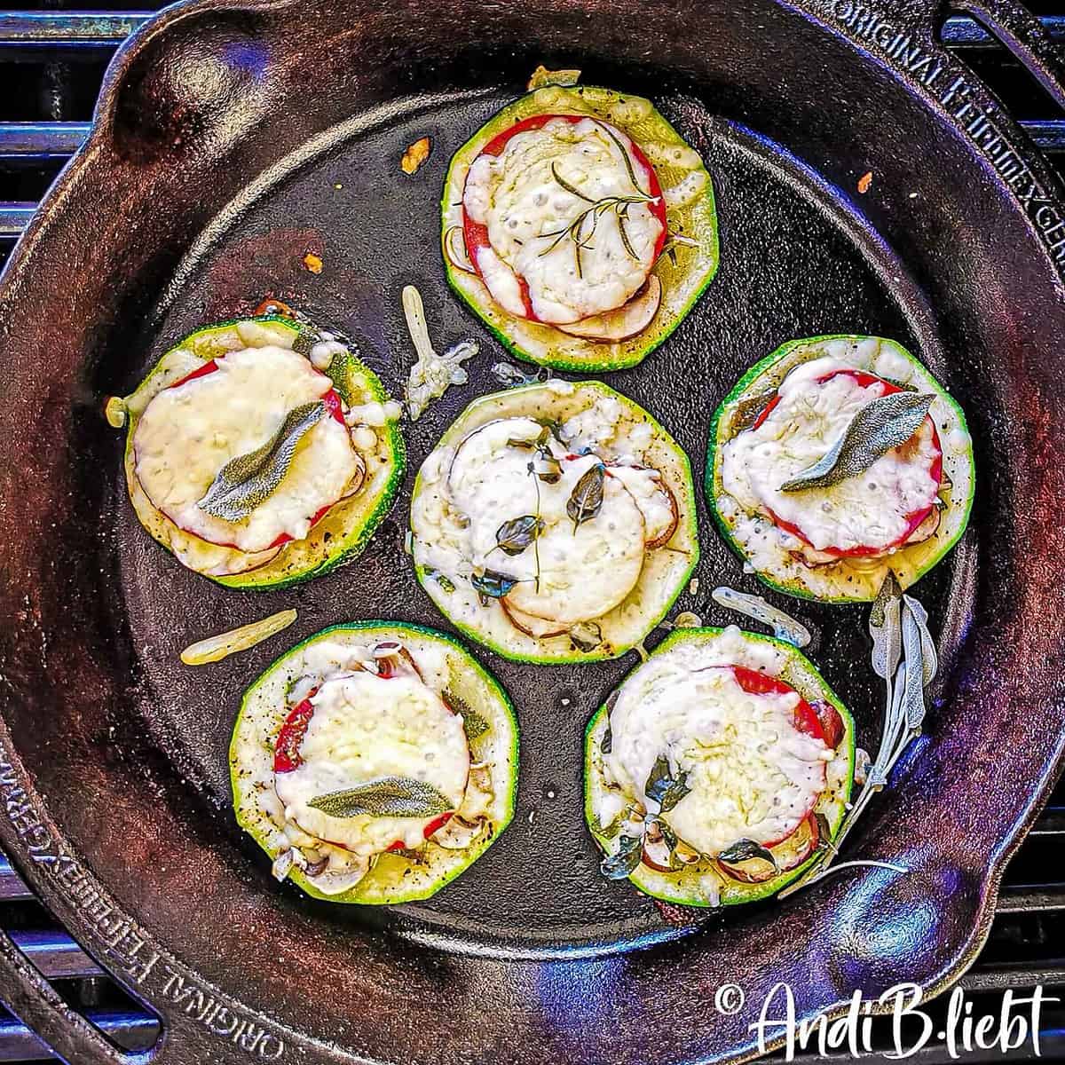 Zucchini überbacken mit Tomaten und Champignons - www.andib-liebt.de