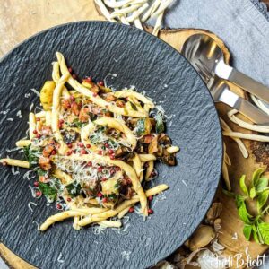Gemüse-Pasta-mit-Zucchini-und-rosa-Beeren
