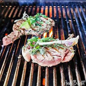Iberico Kotelett vom Grill mit Kräutern und Meersalz - www.andib-liebt.de