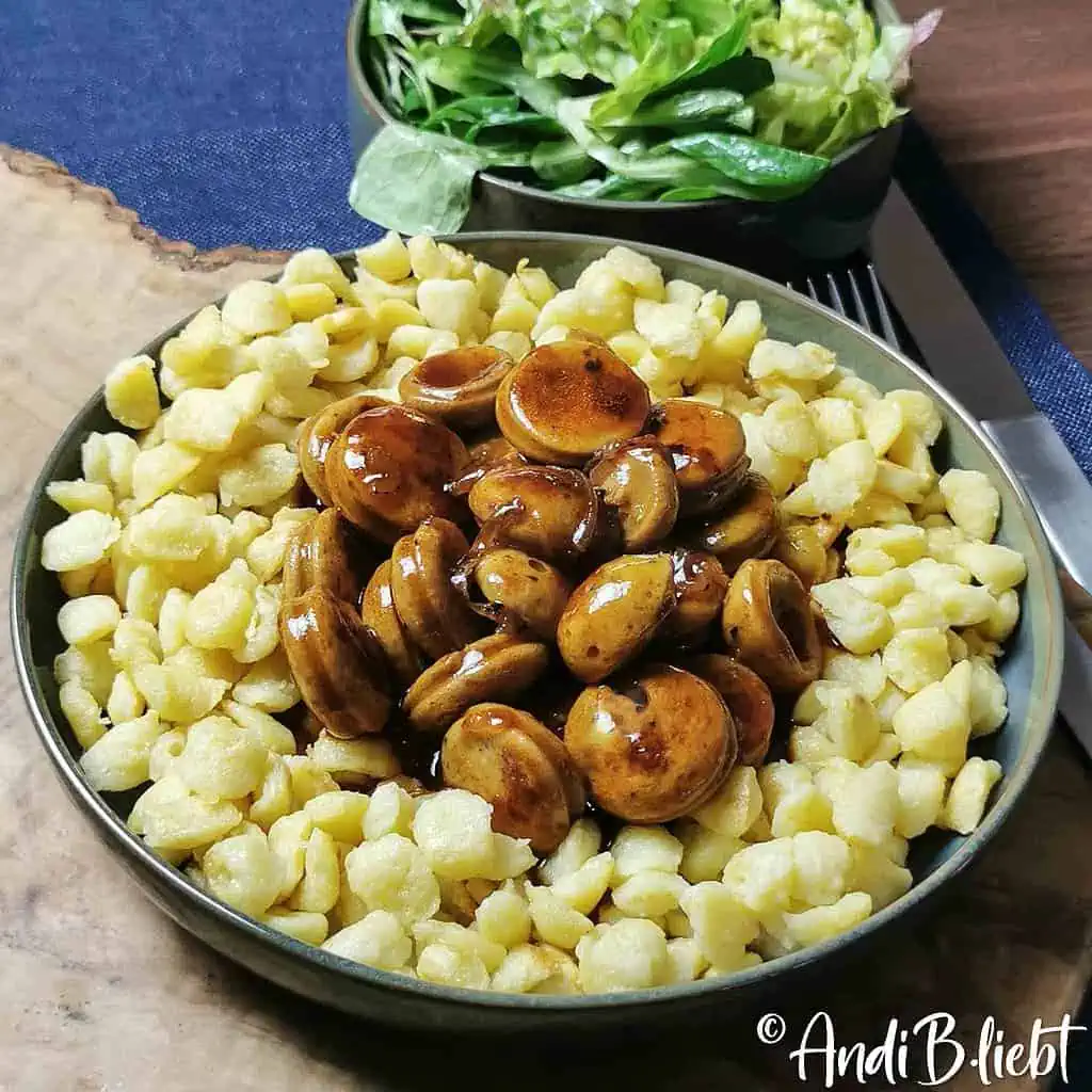 Bratwurstgulasch mit Pfannen-Knöpfli www.andib-liebt.de