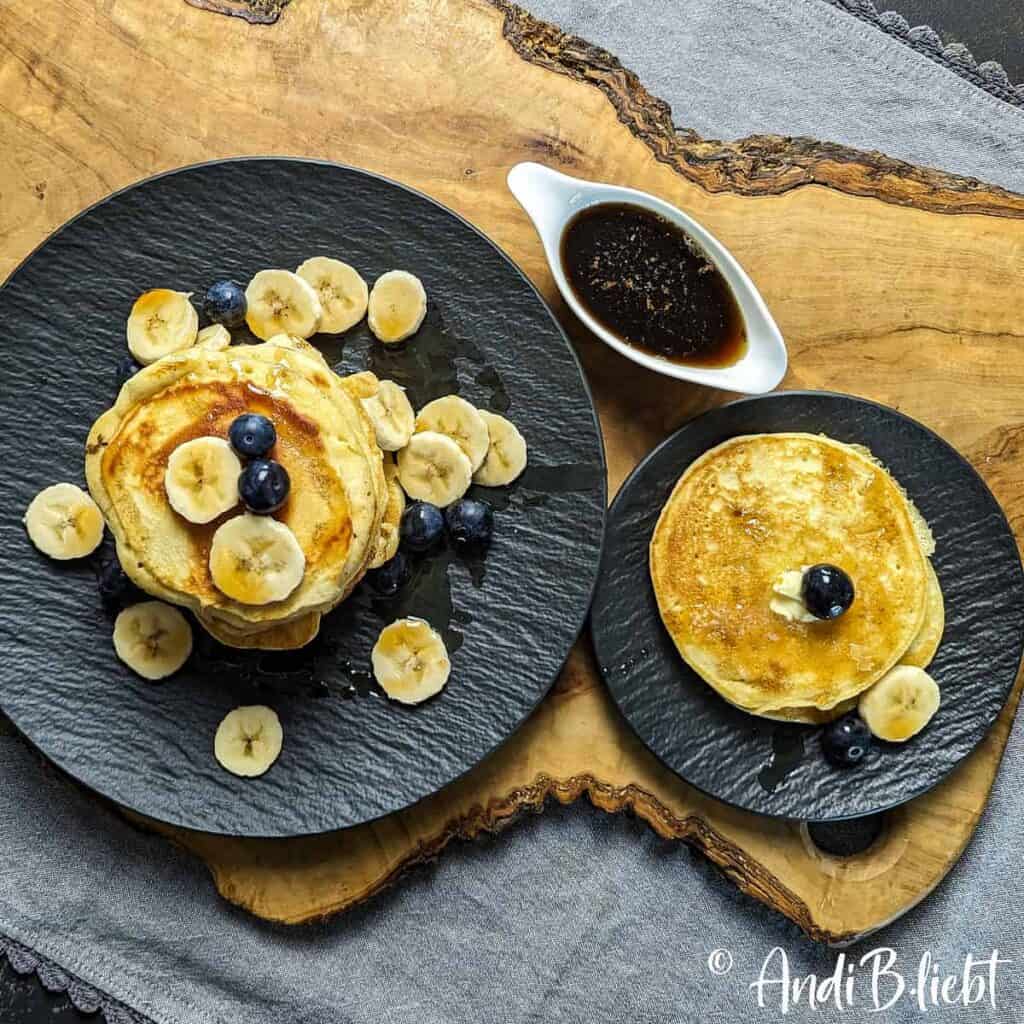 Besonders fluffige Pancakes - mit Ahornsirup, Salzbutter und Bananen ...