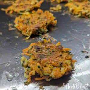 Vegane-Zucchini-Puffer-mit-Paprika-Salsa-AndiB.liebt-Anleitung