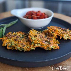 Vegane-Zucchini-Puffer-mit-Paprika-Salsa-AndiB.liebt