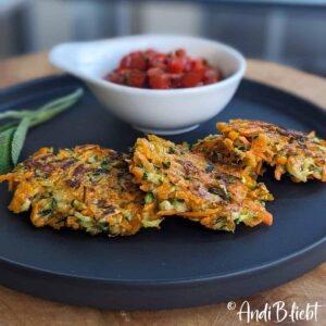 Zucchini-Puffer-mit-Paprika-Salsa-www.andib-liebt.de-Foto1