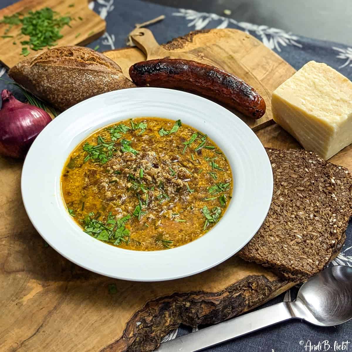 Traditionelle Brotsuppe mit Schwarzbrot
