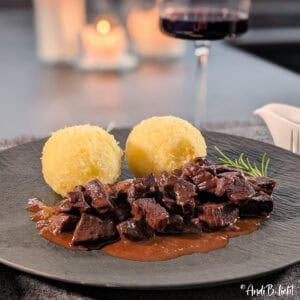 Hirschgulasch Rezept mit Portwein und Schokolade Titelfoto AndiBliebt