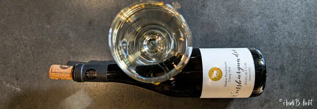 Hier ist die Flasche zum Weissburgunder Mediaevum Gump Hof vom Blogbeitrag von AndiBliebt von oben zu sehen