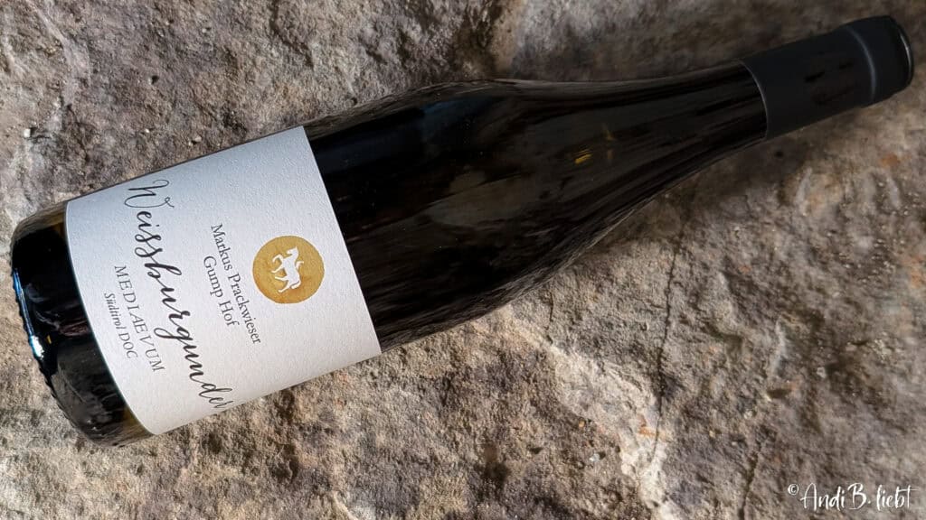 Hier ist die Weinflasche zum Weissburgunder Mediaevum Gump Hof vom Blogbeitrag von AndiBliebt zu erkennen