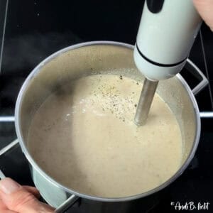 Suppenpüree wird mit Pürierstab im Topf zubereitet.