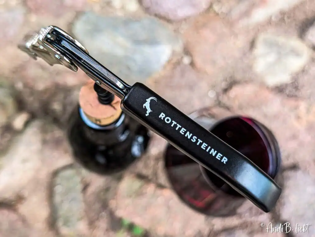 Hier siehst du den Lagrein Südtirol Riserva von Rottensteiner beim Öffnen mit einem Korkenzieher.