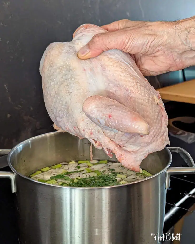 Hühnersuppe wie bei Oma Zubereitungsschritt Suppenhuhn