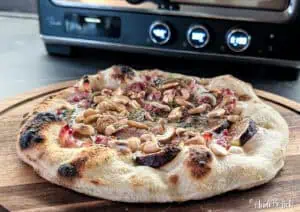 Pizza Bianca mit Feigen und Gorgonzola Anleitung fertige Pizza Querformat