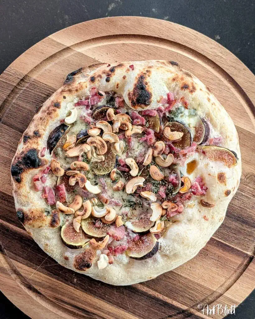 Pizza Bianca mit Feigen und Gorgonzola Anleitung fertige Pizza von oben