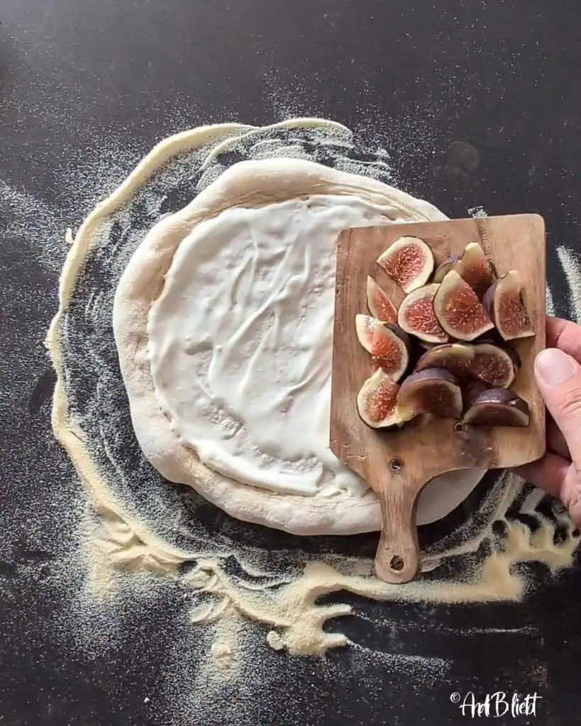 Pizza Bianca mit Feigen und Gorgonzola Anleitung Schritt 11