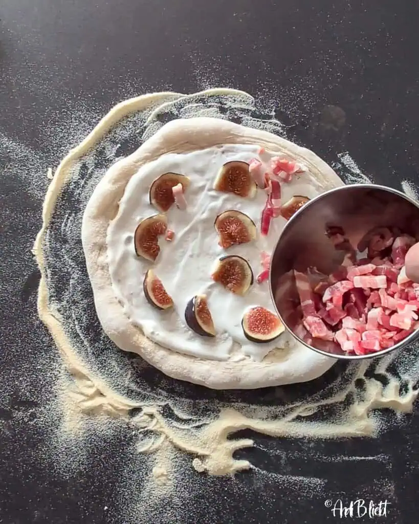 Pizza Bianca mit Feigen und Gorgonzola Anleitung Schritt 13