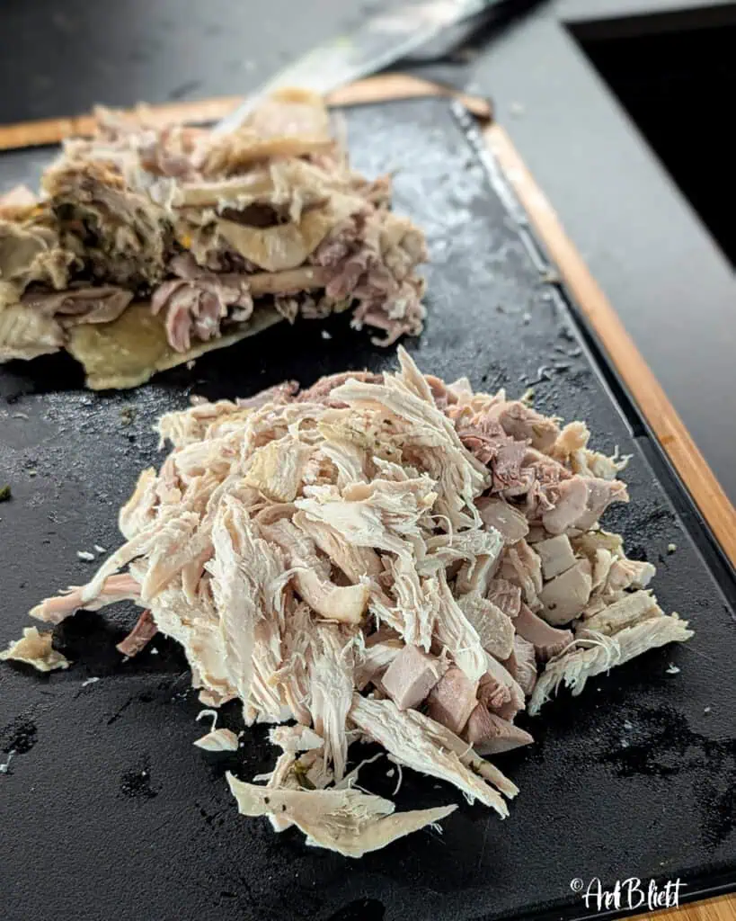 Hühnersuppe wie bei Oma Zubereitungsschritt Suppenhuhn zerkleinert