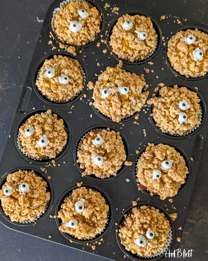 Kürbismuffins Tonka mit Salzstreuseln Anleitungsschritt mit Zuckeraugen