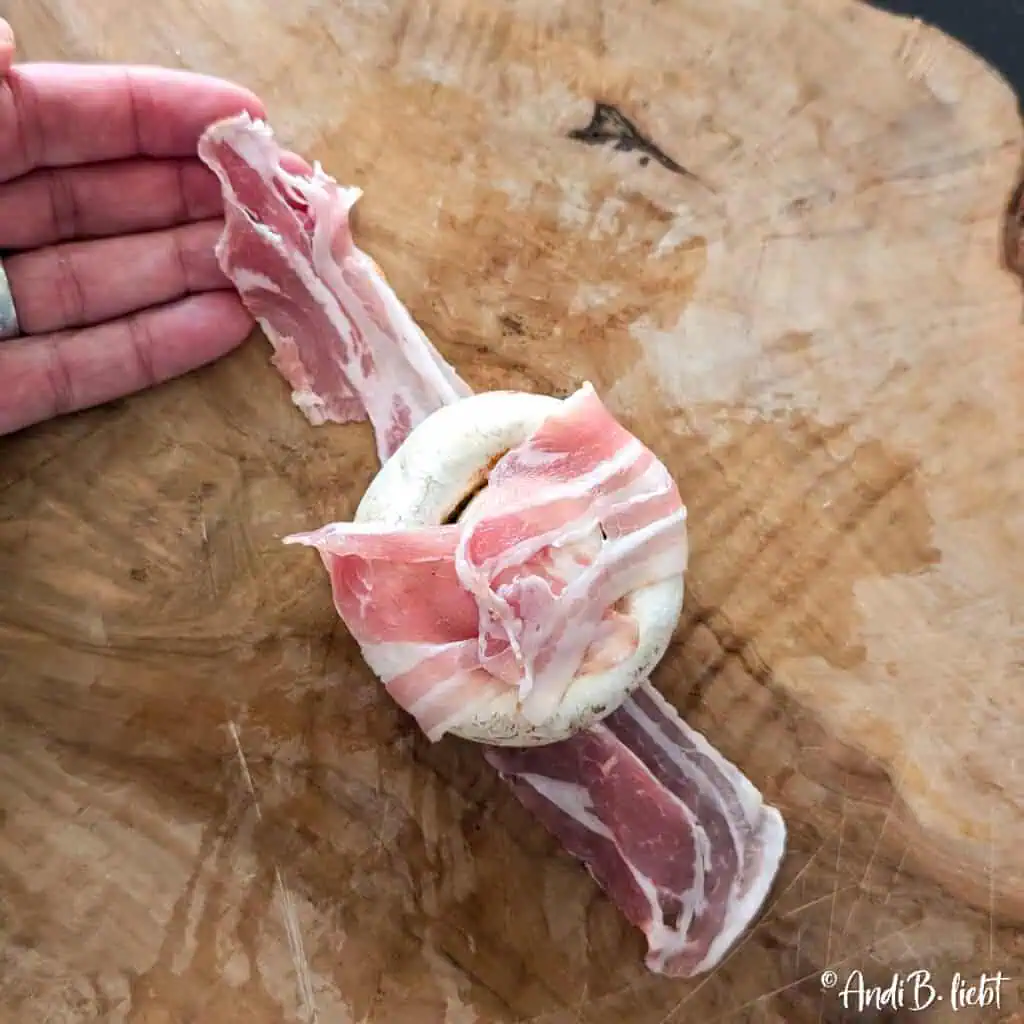 Gefüllte Champignons mit Bacon Anleitung umwickeln 1a
