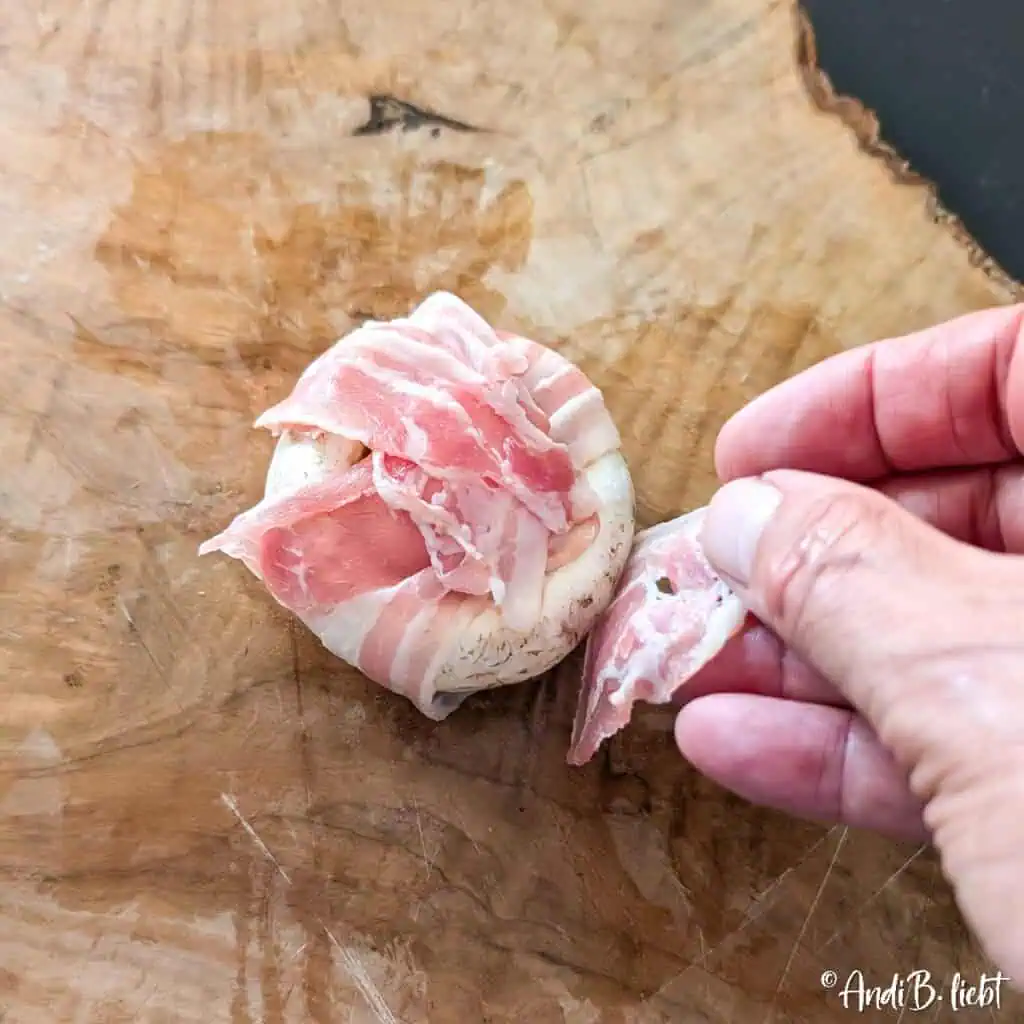 Gefüllte Champignons mit Bacon Anleitung umwickeln 3